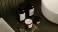 Naturel Dokular ve Altın Detaylar: Zen Banyo Tasarımı