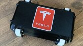 Tesla logolu alet kutusu