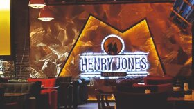Henry Jones İç Mekan Tabela