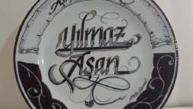 porselen tabak üzerine ,kaligrafi sanatı ,isim,söz ,logo