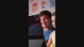 Online eğitim kursu için ingilizce yapay zeka reklam filmi