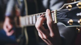herhangi bir şarkının gitar akorlarını çıkartabilirim