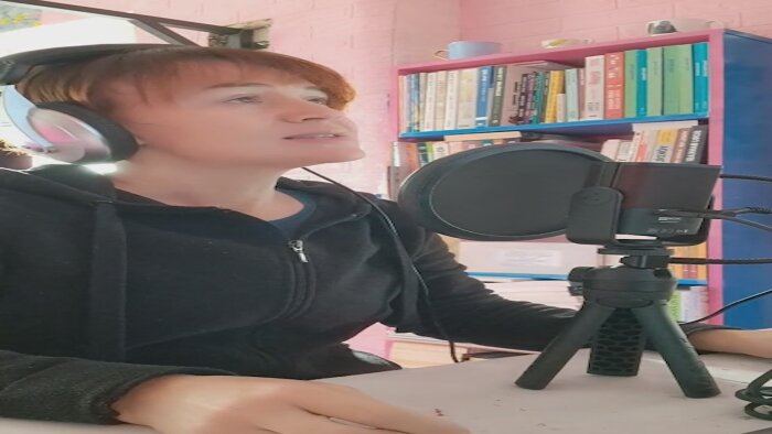 stüdyo kalitesinde profesyonel kadın seslendirmesi yapıyorum