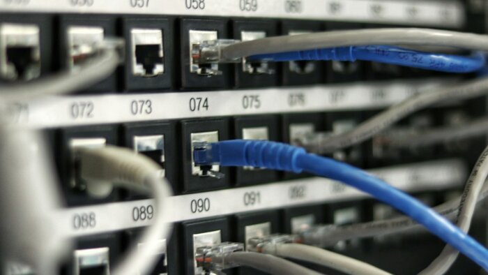 domain ve hosting kurulumunu, DNS ve e-posta ayarını yaparım