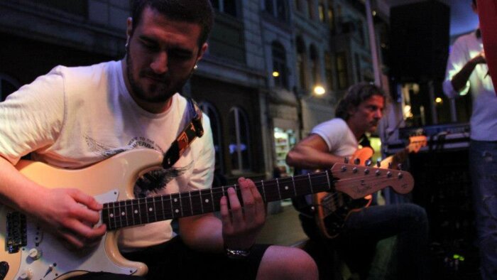 17 yıllık tecrübeyle size elektro gitar dersi verebilirim