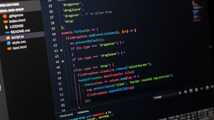PHP Laravel ve React ile full stack projeler geliştiririm