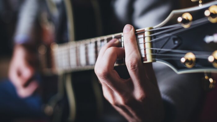 herhangi bir şarkının gitar akorlarını çıkartabilirim