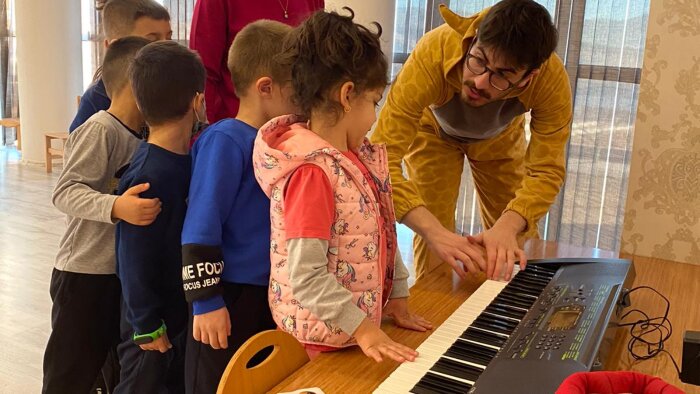 online olarak piyano ve gitar dersi verebilirim