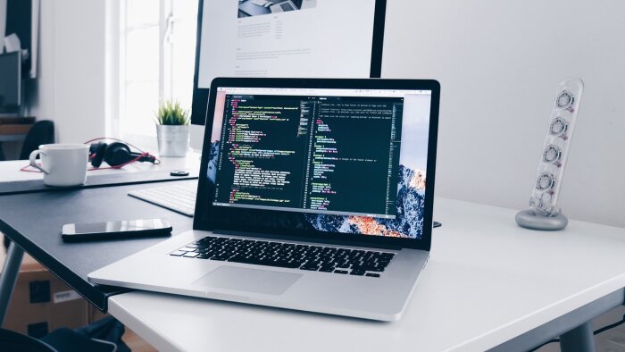 React ve Next.js ile kurumsal web siteleri geliştiriyorum