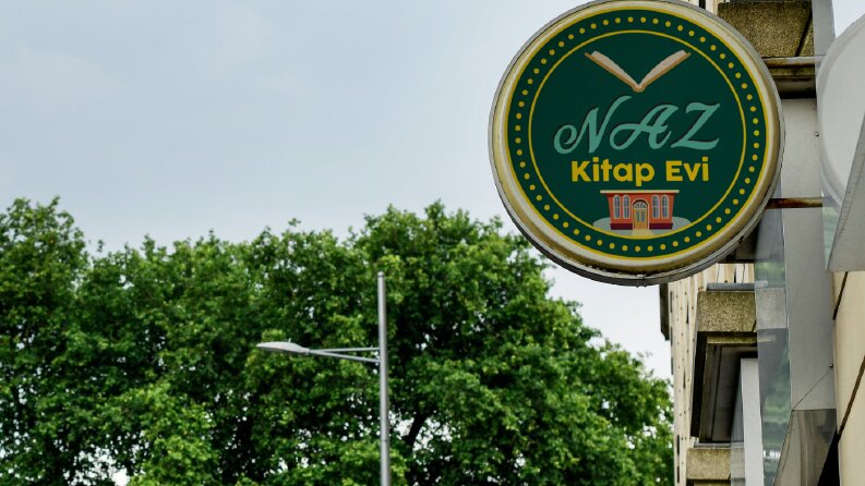 Naz Kitap Evi Logo Tasarımı