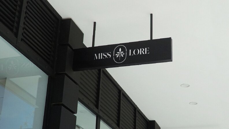 Miss Lore Tabela Tasarımı
