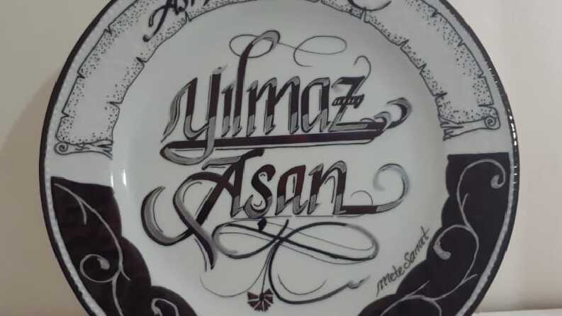 porselen tabak üzerine ,kaligrafi sanatı ,isim,söz ,logo
