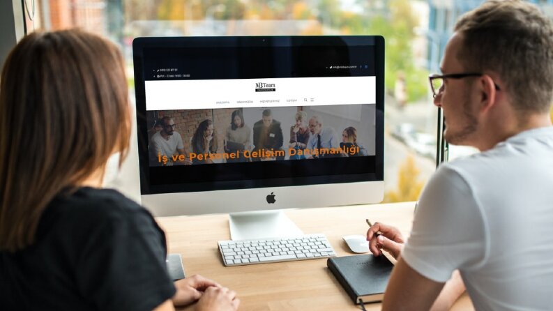 Ben, HTML,CSS veya WordPress kullanarak web sitesi yapıyorum